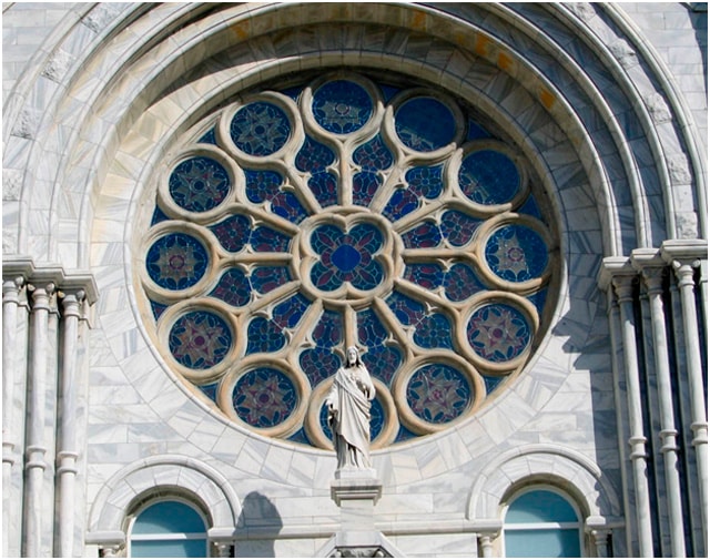 Круглые окна, расположенные в центральной части собора