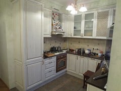 Результат - белая П-образная кухня. Со встроенной техникой - духовка, холодильник. Отдельная тумба пол телевизор.