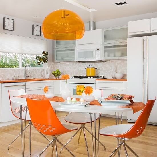 Бело-оранжевая кухня
