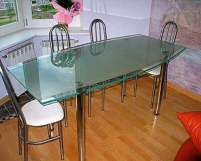 Стеклянный стол в кухонном интерьере